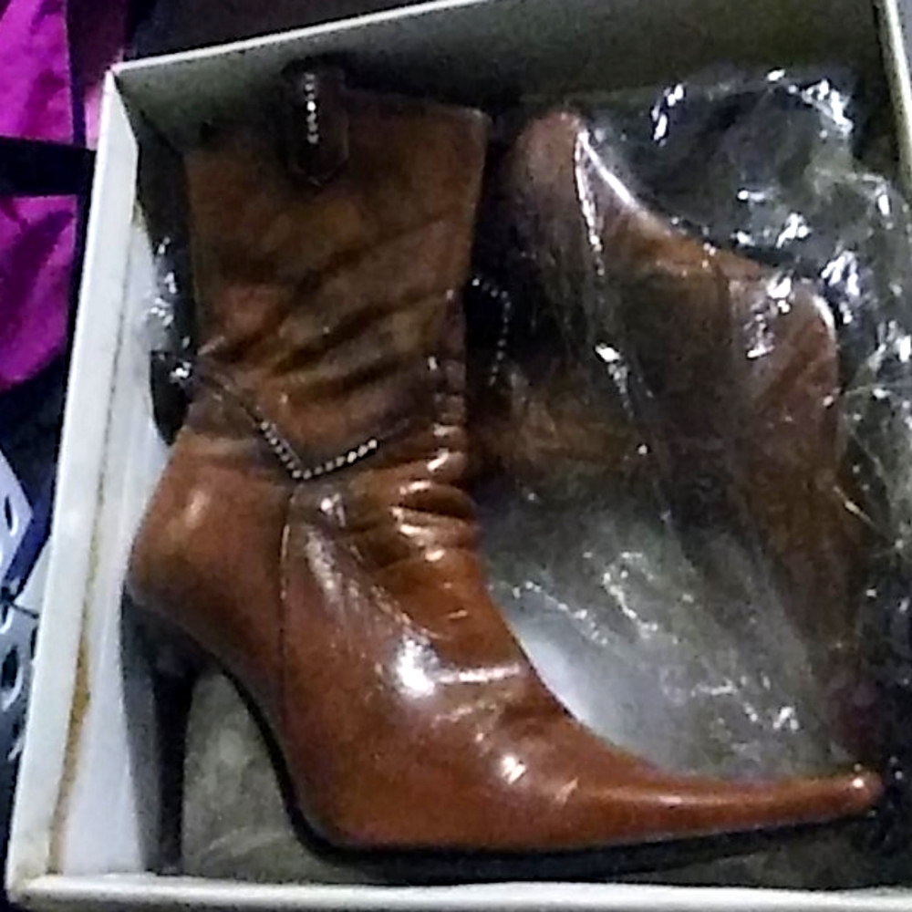 BOOTS A RICH BROWN SIZE 10 .